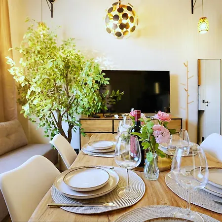 Cofy - Old Town, Quiet Area, Air-conditioning, Free Parking, 24-7 Express Check-in-out, Close To Parks, Everything Need For Living 아파트