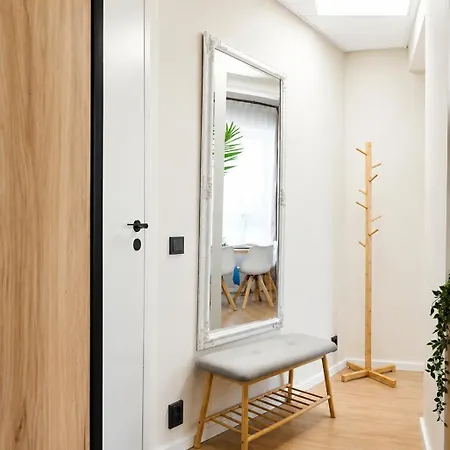 Cofy - Old Town, Quiet Area, Air-conditioning, Free Parking, 24-7 Check-in-out, Six Similar In Listing, One Optimal Up To 6 Person, Economy Max 8 Person 아파트