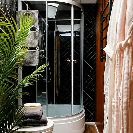아파트 Cofy - Old Town, Quiet Area, Air-conditioning, Free Parking, 24-7 Check-in-out, Six Similar In Listing, One Optimal Up To 6 Person, Economy Max 8 Person 페르누