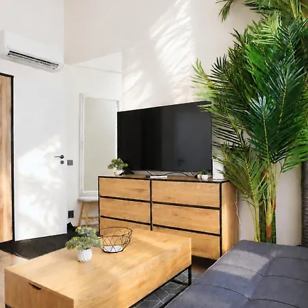 아파트 Cofy - Old Town, Quiet Area, Air-conditioning, Free Parking, 24-7 Check-in-out, Six Similar In Listing, One Optimal Up To 6 Person, Economy Max 8 Person 페르누