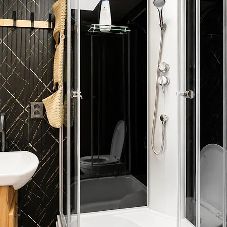 Cofy - Old Town, Quiet Area, Air-conditioning, Free Parking, 24-7 Check-in-out, Six Similar In Listing, One Optimal Up To 6 Person, Economy Max 8 Person 아파트