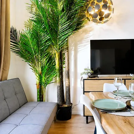 Cofy - Old Town, Quiet Area, Air-conditioning, Free Parking, 24-7 Check-in-out, Six Similar In Listing, One Optimal Up To 6 Person, Economy Max 8 Person 아파트