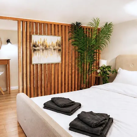 Cofy - Old Town, Quiet Area, Air-conditioning, Free Parking, 24-7 Check-in-out, Six Similar In Listing, One Optimal Up To 6 Person, Economy Max 8 Person 아파트