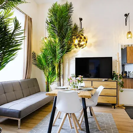 Cofy - Old Town, Quiet Area, Air-conditioning, Free Parking, 24-7 Check-in-out, Six Similar In Listing, One Optimal Up To 6 Person, Economy Max 8 Person 아파트 *