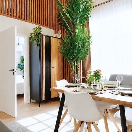 Cofy - Old Town, Quiet Area, Air-conditioning, Free Parking, 24-7 Check-in-out, Six Similar In Listing, One Optimal Up To 6 Person, Economy Max 8 Person 아파트 페르누