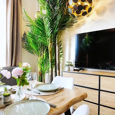 Cofy - Old Town, Quiet Area, Air-conditioning, Free Parking, 24-7 Check-in-out, Six Similar In Listing, One Optimal Up To 6 Person, Economy Max 8 Person 아파트